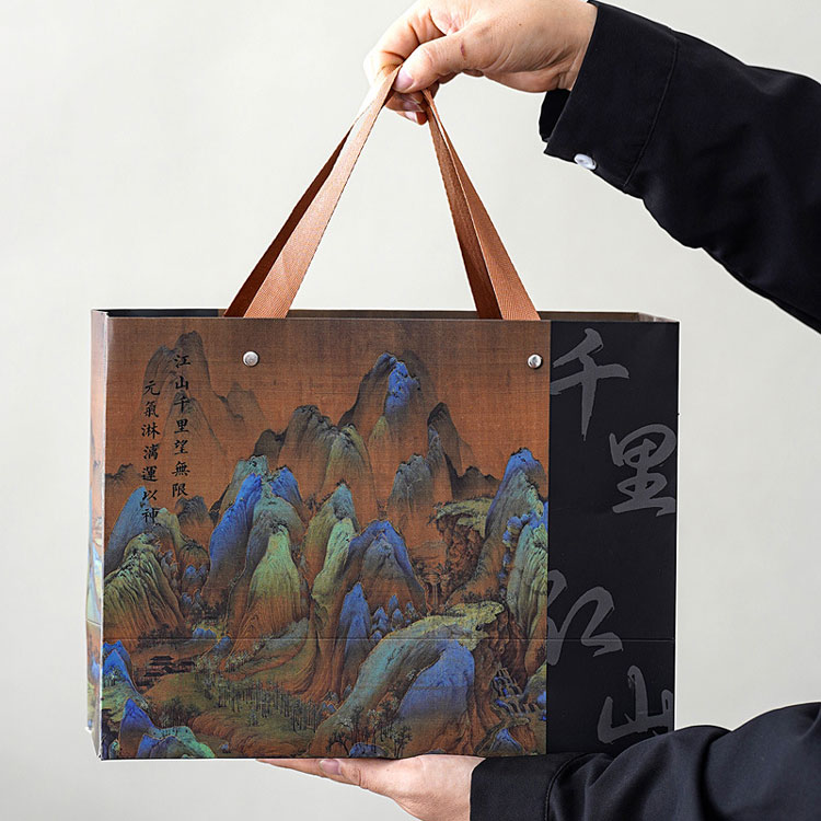 Keramikinio puodelio dovanų dėžutė, persmelkta kalnų ir upių dvasia – laikant ją rankose atsiranda šilumos pojūtis.